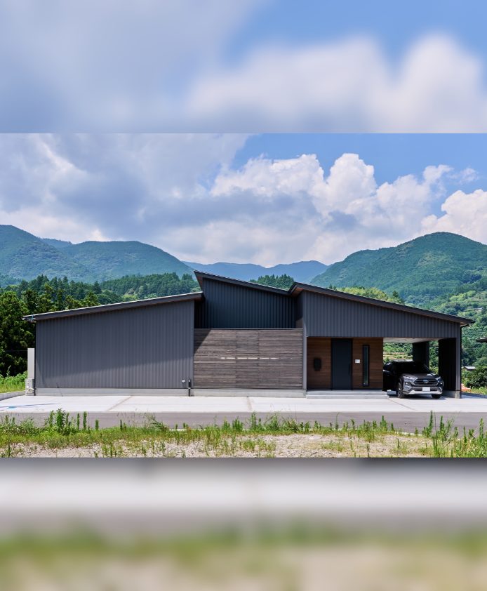 特大のピクチャーウィンドウで四季を満喫 癒やされる平屋のガレージハウス　M様邸